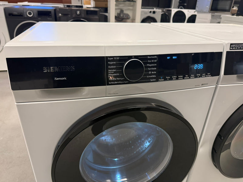 Zijaanzicht van de Siemens WG56G2M40 vrijstaande wasmachine in een opstelling
