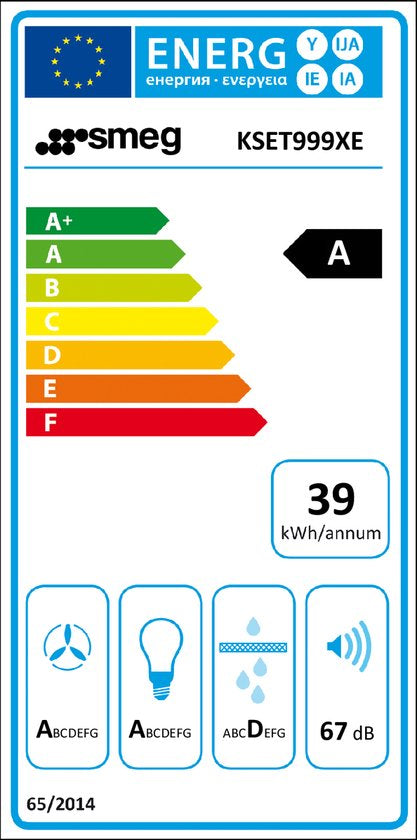 Uitgeschoven SMEG KSET999XE telescopische afzuigkap boven de kookplaat in gebruik