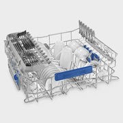 SMEG LSP4326XDE vaatwasser strak geplaatst in een moderne keukenopstelling