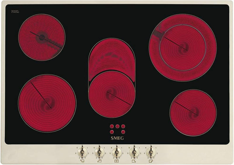 SMEG P875PO Coloniale keramische kookplaat ingebouwd in een klassieke keukenopstelling