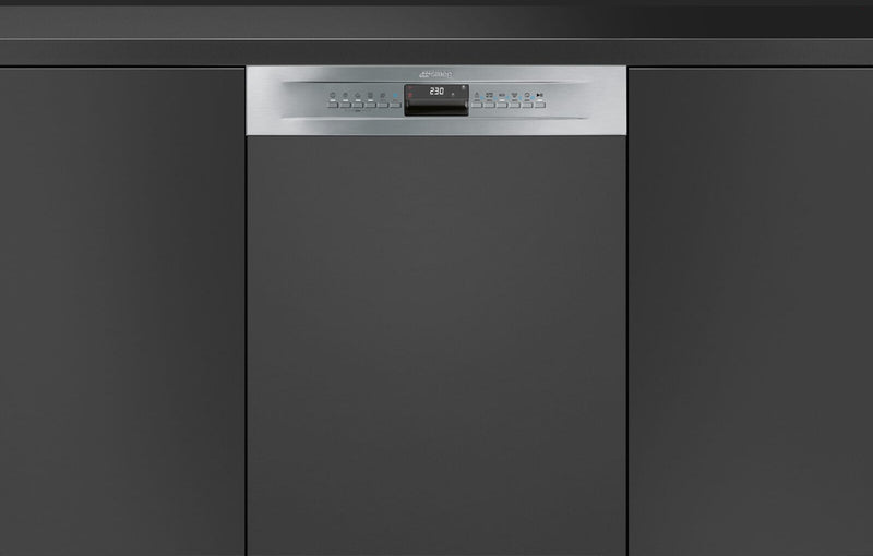 Interieur van de SMEG PL234CXDE vaatwasser met flexibele korven en ruime indeling