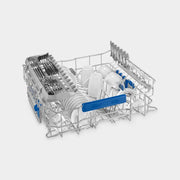 Ruime binnenruimte van de SMEG PL324BQXDE vaatwasser met verstelbare rekken