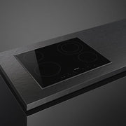 SMEG SE364ETB 60cm keramische kookplaat als modern element in een strakke keuken