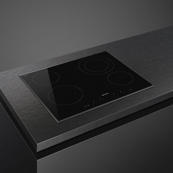 SMEG SE364ETB 60cm keramische kookplaat als modern element in een strakke keuken