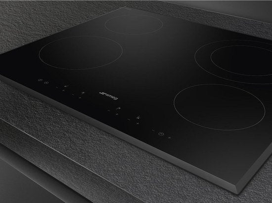 Bovenaanzicht van de SMEG SE364ETB keramische kookplaat met meerdere kookzones