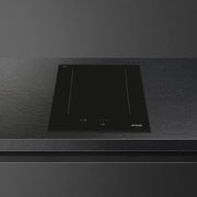 Bovenaanzicht van de compacte SMEG SIM3323D inductiekookplaat met kookzones