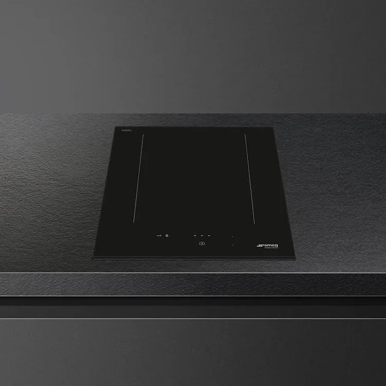 Bovenaanzicht van de compacte SMEG SIM3323D inductiekookplaat met kookzones