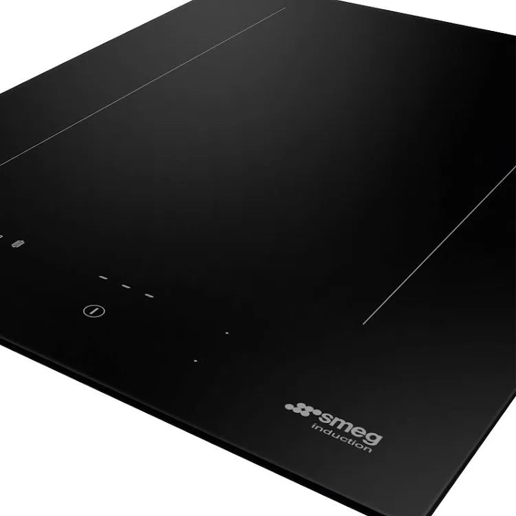 SMEG SIM3323D inductiekookplaat strak ingebouwd in het keukenwerkblad
